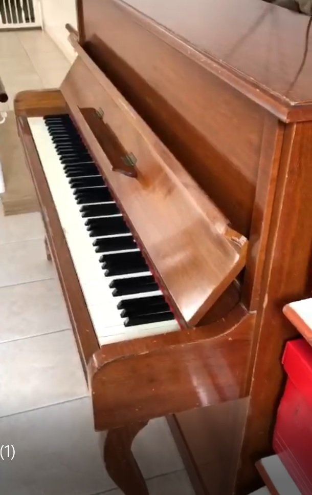 sala de piano de La Casa de Juanita